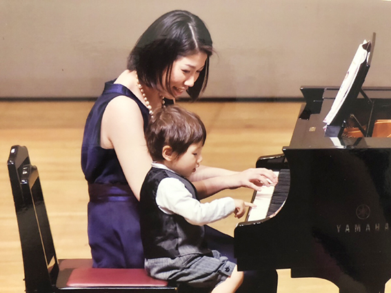 ピアノ講師（並木聖奈と息子）